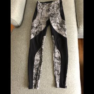 Like New full length rare lululemon leggings